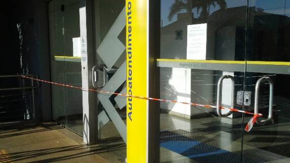 Ladrões arrombam caixa 

eletrônico do Banco do Brasil, em Ijuí - foto 3