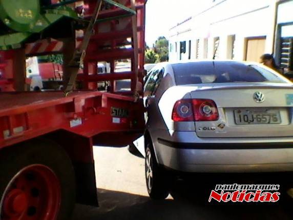 Veículo teve danos ao enroscar em carreta com plataforma, em Horizontina - foto 2