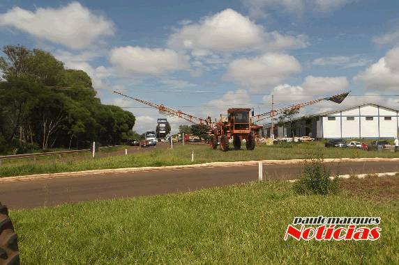 Produtores rurais paralisam rodovias, nesta quinta-feira, em 

protesto contra a obrigatoriedade do emplacamento das máquinas agrícolas, defendido pelo governo federal