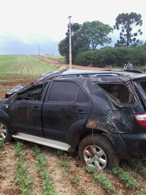 Veículo com quatro pessoas capotou em Vila Bender, no interior de Crissiumal - foto 3