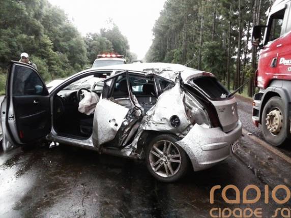 Veículo aquaplana, sai da pista, bate em arvores e
motorista sai ileso na BR 285, em Entre-Ijuis - foto 2