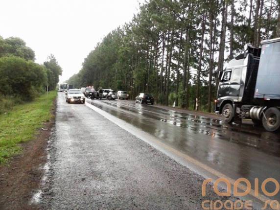 Veículo aquaplana, sai da pista, bate em arvores e
motorista sai ileso na BR 285, em Entre-Ijuis - foto 3