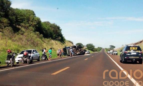 Carreta carregada com arroz tomba na BR 285 próximo a São Luiz Gonzaga - foto 2