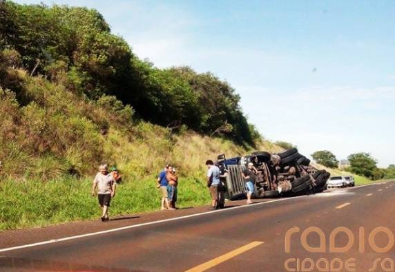 Carreta carregada com arroz tomba na BR 285 próximo a São Luiz Gonzaga - foto 3