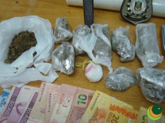 Suspeito de envolvimento em homicídio preso por tráfico de drogas, em Passo Fundo - foto 2