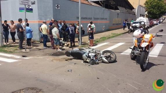 Invasão de preferencial deixa
motociclista ferido no centro de Passo Fundo - foto 3