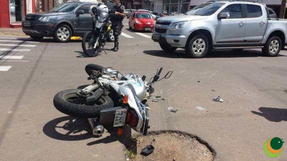 Invasão de preferencial deixa
motociclista ferido no centro de Passo Fundo - foto 2