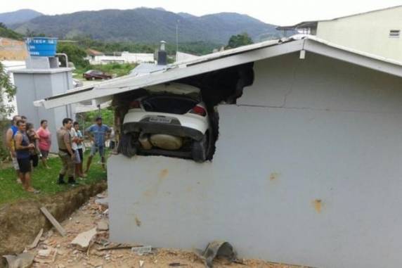 Carro invade casa e motorista fica preso dentro do veículo por duas horas em São José, na Grande Florianópolis - foto 3
