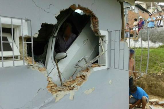 Carro invade casa e motorista fica preso dentro do veículo por duas horas em São José, na Grande Florianópolis - foto 2