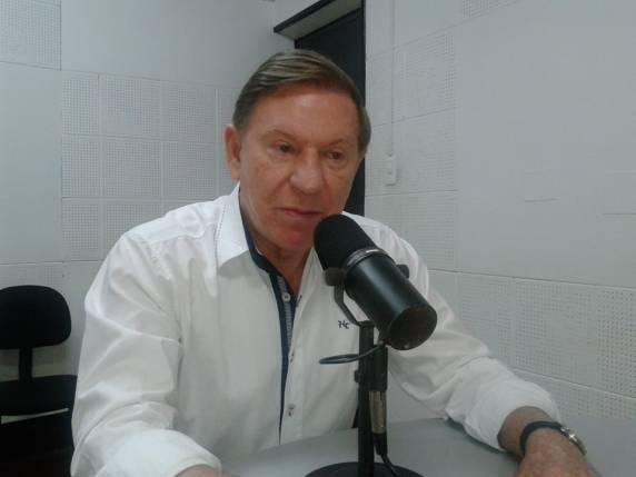 O prefeito de Três 

de Maio afirmou hoje em entrevista a Rádio Colonial que o município não tem mais condições de continuar gastando o atual valor para a coleta do lixo