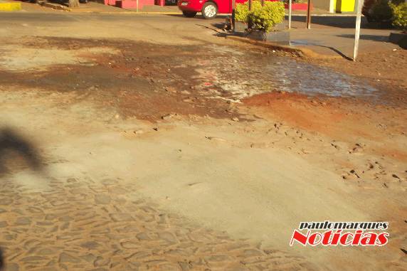 Moradores e comerciantes reclamam de obra inacabada da CORSAN - foto 2