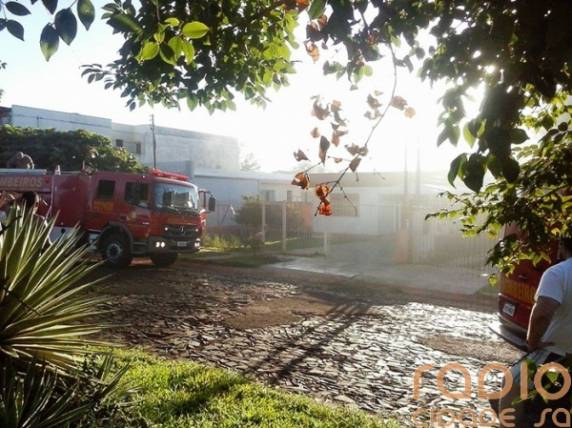 Incêndio em residência na zona norte de Santo Ângelo pode ter sido ocasionado por curto circuito - foto 3