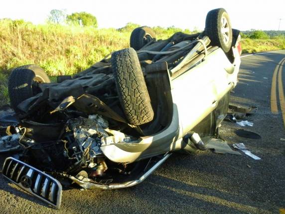 Capotamento na RSC 377 entre Santiago e São Francisco de Assis deixa três pessoas feridas - foto 2
