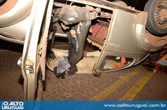 Capotamento de um Fusca fere dois ocupantes - foto 2