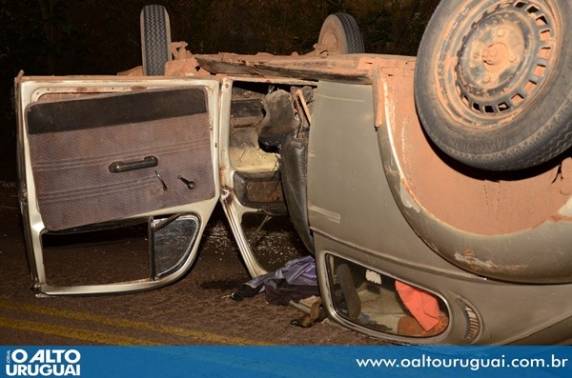 Capotamento de um Fusca fere dois ocupantes - foto 3