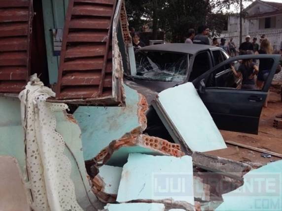 Carro perde o controle e invade casa, em Cruz Alta - foto 2