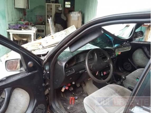 Carro perde o controle e invade casa, em Cruz Alta - foto 3