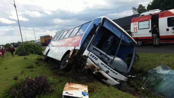 Ônibus da Unesul que fazia linha Erechim/Porto Alegre tomba em Lajeado - foto 2
