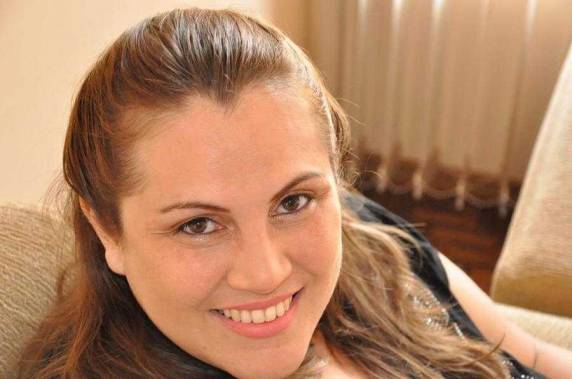Jornalista Andréia Santos (foto) faleceu em torno das 09h desta quarta-feira (24)
