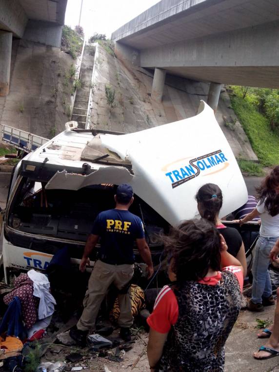 Caminhoneiro morre após cair de viaduto da BR-101 em Maquiné - foto 2