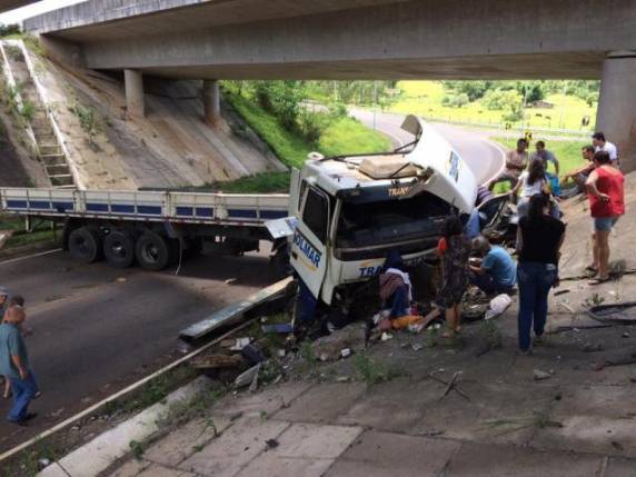 Caminhoneiro morre após cair de viaduto da BR-101 em Maquiné - foto 3