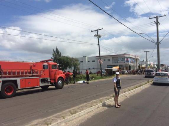 Mulher morre após veículo invadir pista contrária e bater em moto no litoral - foto 2