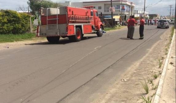 Mulher morre após veículo invadir pista contrária e bater em moto no litoral - foto 3