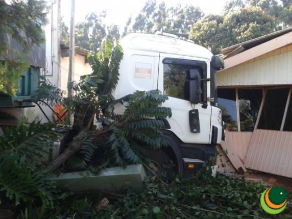 Carreta invade residência nas margens da BR 285 em Passo Fundo - foto 2