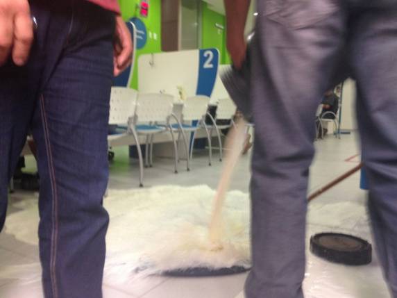 Moradores protestam e jogam leite dentro de escritório da AES Sul em Santa Maria - foto 2