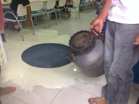 Moradores protestam e jogam leite dentro de escritório da AES Sul em Santa Maria - foto 3