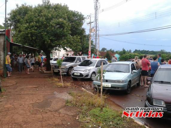 Jovem ameaça se jogar de cima de um dos
armazéns da antiga Cotape em Independência - foto 3