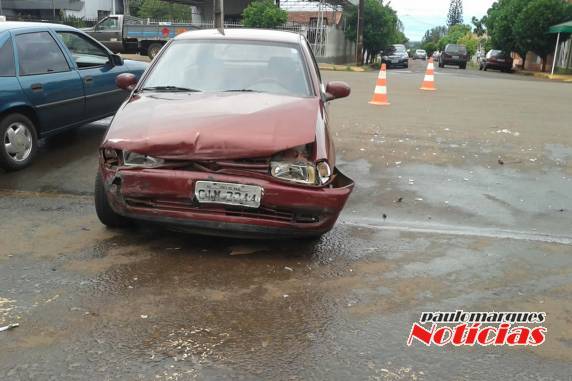 Veículo invade a preferencial e provoca 

acidente na Av. Santa Roa, em Três de Maio - foto 2