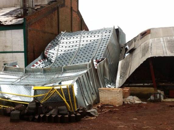 Estrutura caiu com a 

força das rajadas em Tupanciretã, no Noroeste