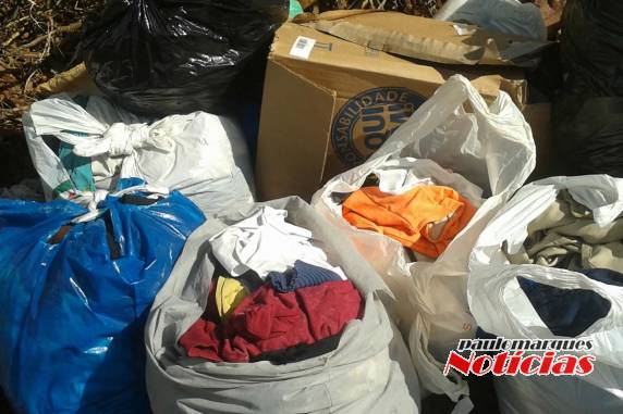 Sacos de roupas são jogados na rua em Três de Maio - foto 2
