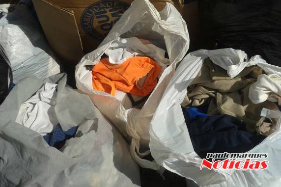 Sacos de roupas são jogados na 

rua, em uma esquina do bairro Glória