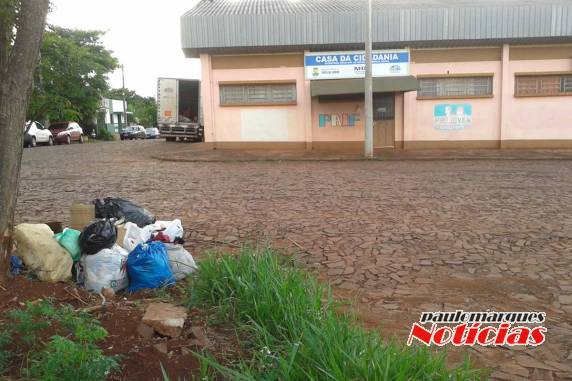 Sacos de roupas são jogados na rua em Três de Maio - foto 3
