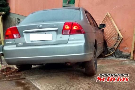 Motorista
perde o controle de direção e arranca portão da residência de um vereador, em Três de Maio - foto 2