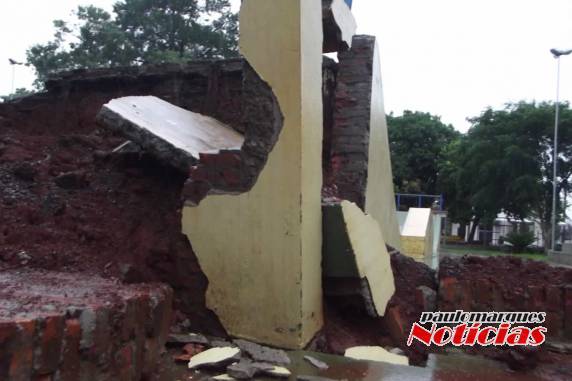 A pista apresentou rachaduras poucos meses depois de ser inaugurada