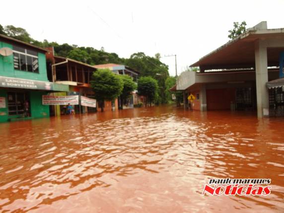 A expectativa é que no domingo à tarde seja possível retomar a travessia por balsa