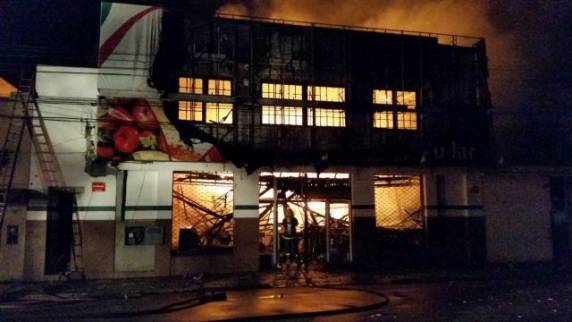 Incêndio destrói supermercado em Pelotas, no sul do Estado - foto 2