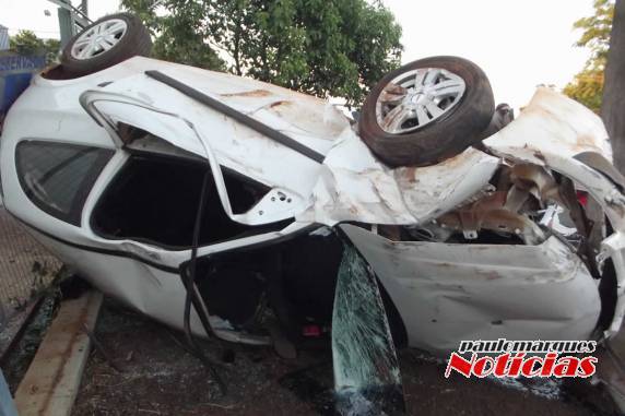 Saída de pista com capotamento deixa feridos na
ERS 342 em Três de Maio - foto 2