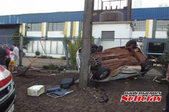 Saída de pista com capotamento deixa feridos na
ERS 342 em Três de Maio - foto 3