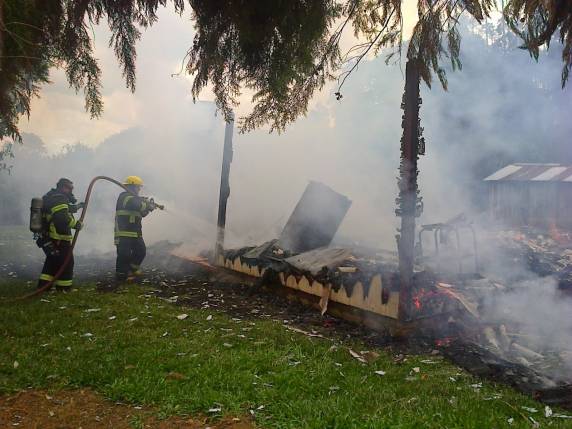 Menina de 14 anos morre carbonizada em incêndio no interior de Capão do Cipó - foto 2