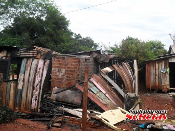Homem é preso pela polícia depois de por fogo na casa
onde morava com a família em Três de Maio - foto 2