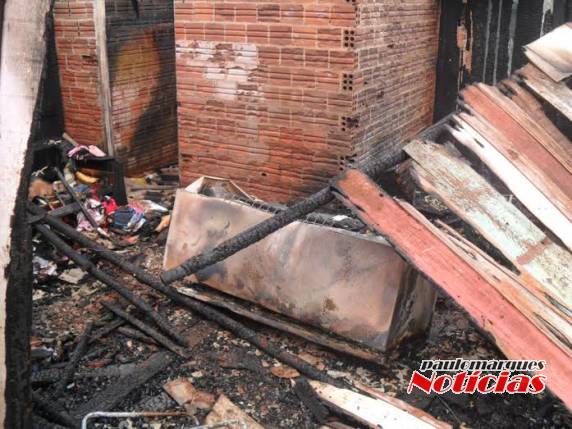 Homem é preso pela polícia depois de por fogo na casa
onde morava com a família em Três de Maio - foto 3