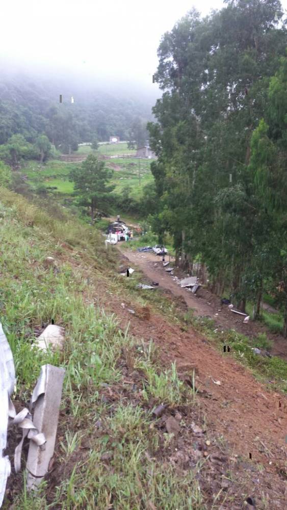 Ônibus que saiu de Passo Fundo cai em ribanceira e deixa nove mortos em Santa Catarina - foto 2