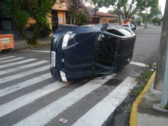 Dois capotamentos são registrados no amanhecer de domingo em Passo Fundo - foto 2