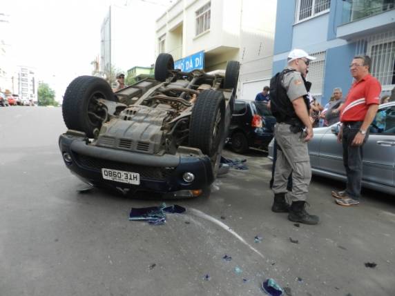 Vereador sofre
acidente no centro de Passo Fundo - foto 2