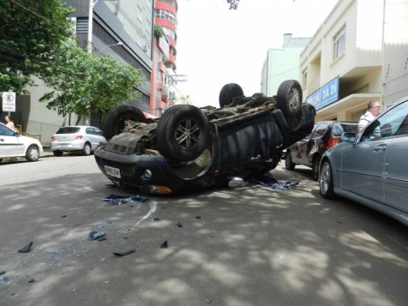 Vereador sofre
acidente no centro de Passo Fundo - foto 3