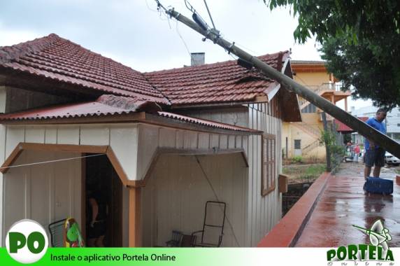 Caminhão desgovernado derruba poste sobre casa em Tenente Portela - foto 2